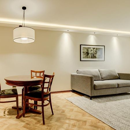 Plaza El Bosque Ebro Hotel Santiago Luaran gambar A living room with indirect lighting