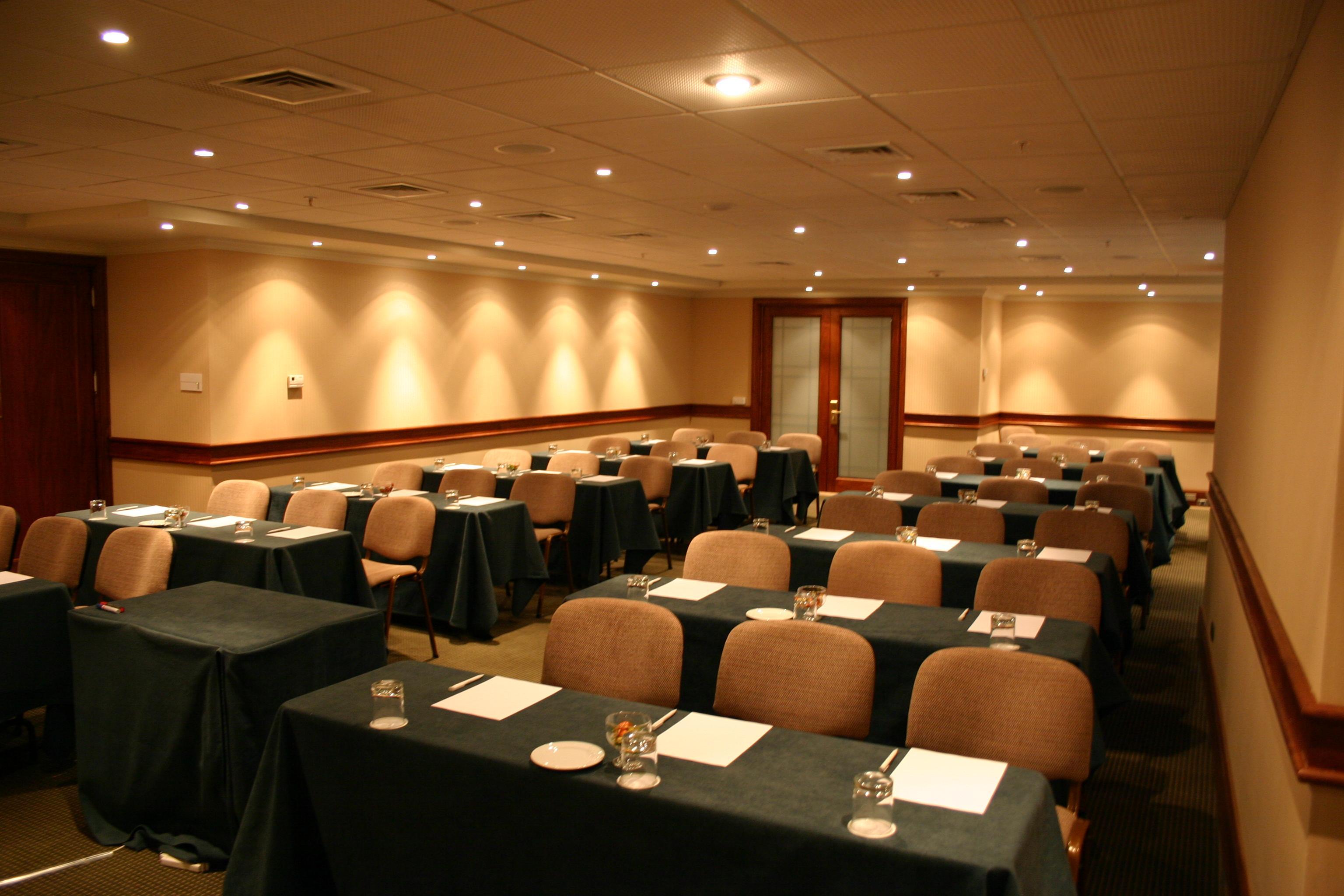 Plaza El Bosque Ebro Hotel Santiago Luaran gambar A conference room