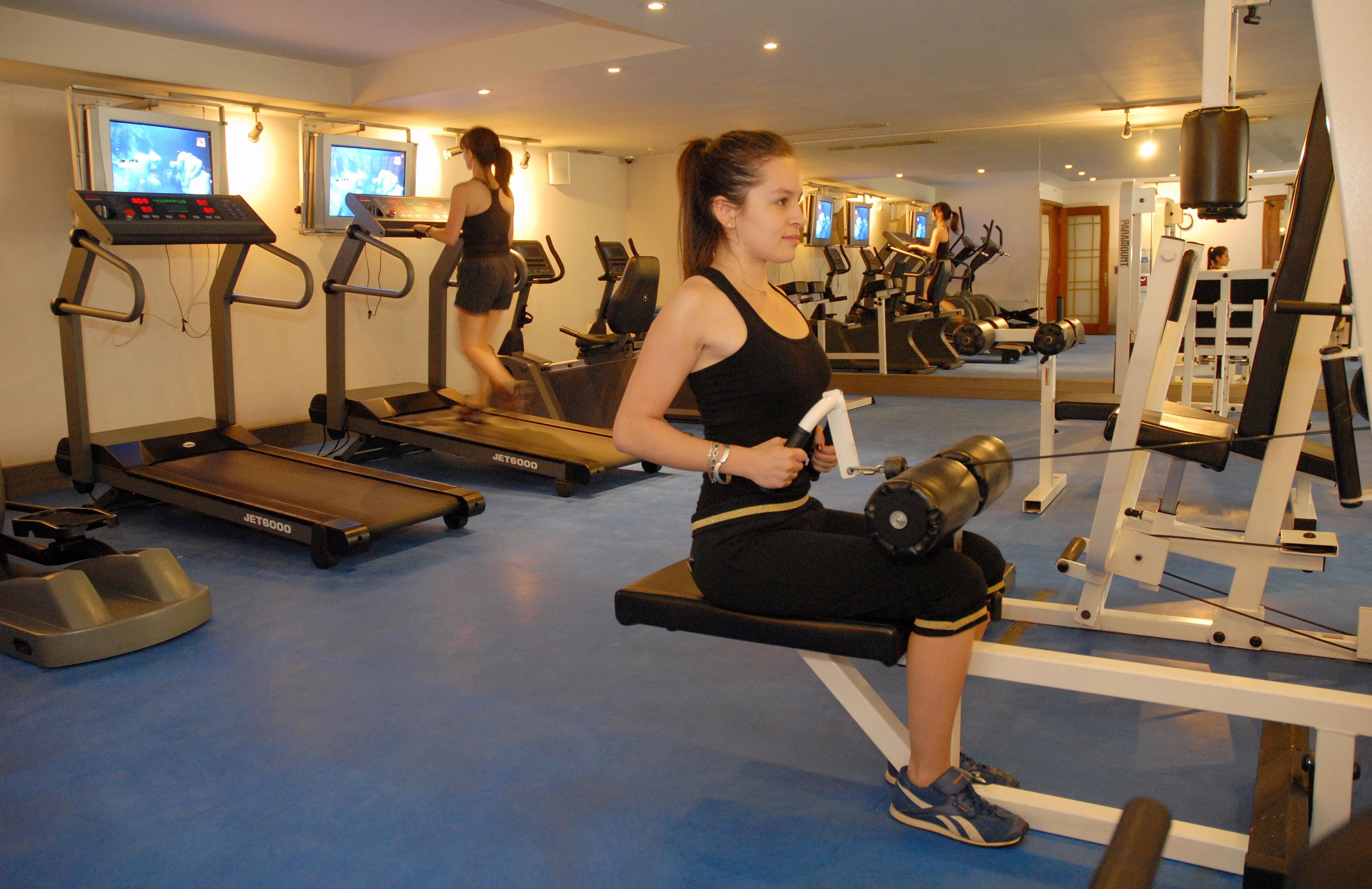 Plaza El Bosque Ebro Hotel Santiago Luaran gambar A woman using a leg press machine