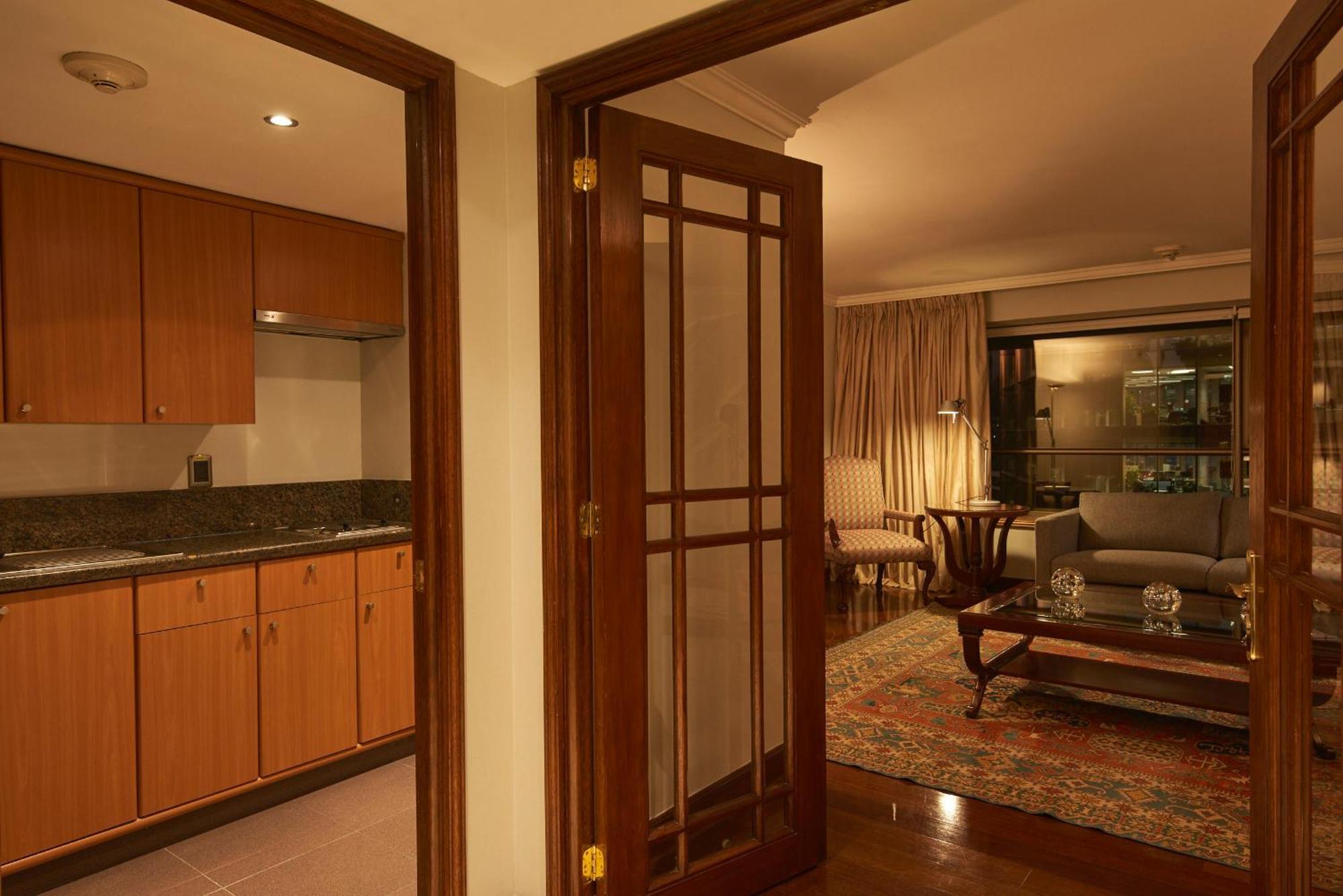 Plaza El Bosque Ebro Hotel Santiago Luaran gambar A typical apartment at The Peninsula Manila