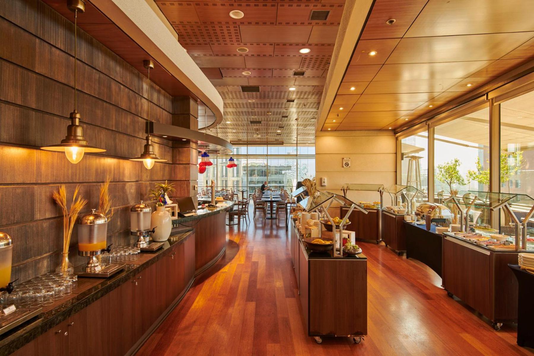 Plaza El Bosque Ebro Hotel Santiago Luaran gambar The lounge at the airport