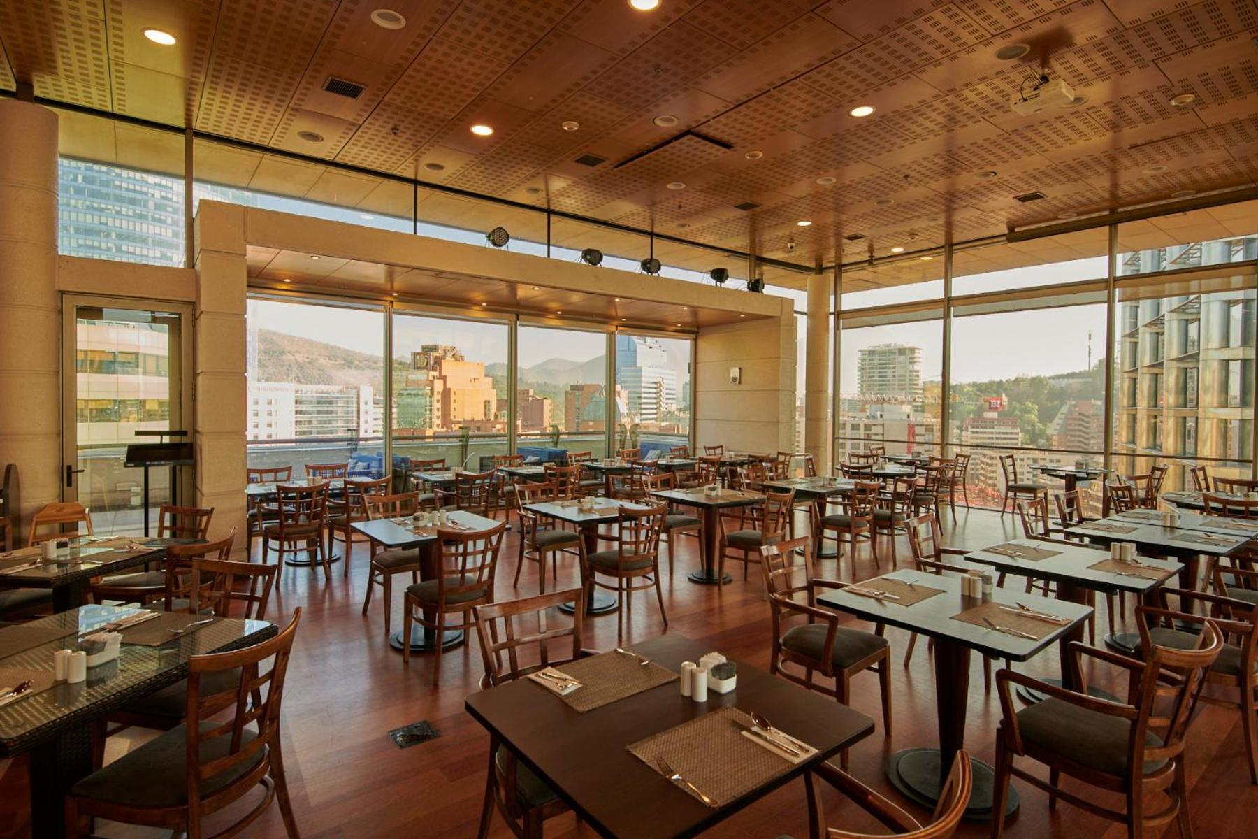 Plaza El Bosque Ebro Hotel Santiago Luaran gambar The dining room at the 10th floor
