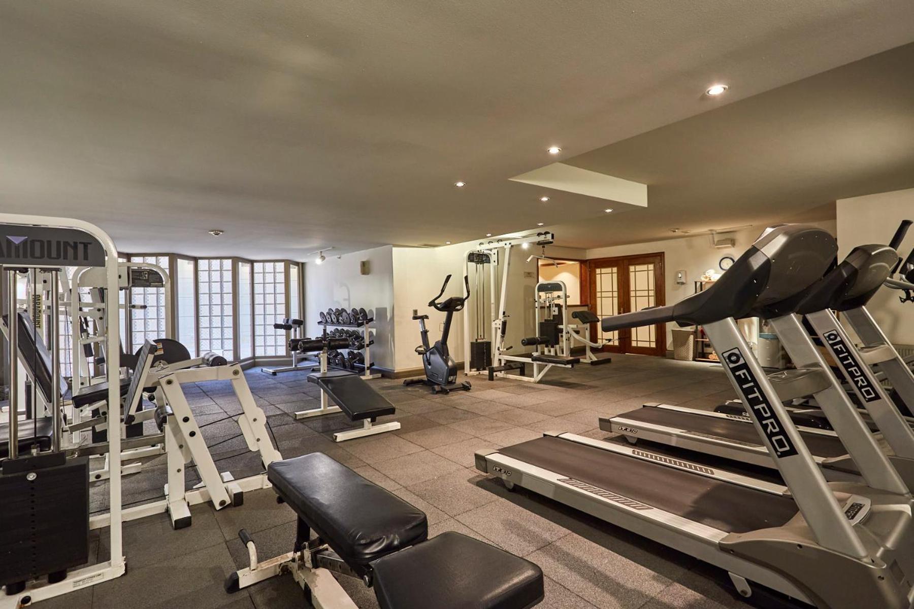 Plaza El Bosque Ebro Hotel Santiago Luaran gambar The gym at the hotel