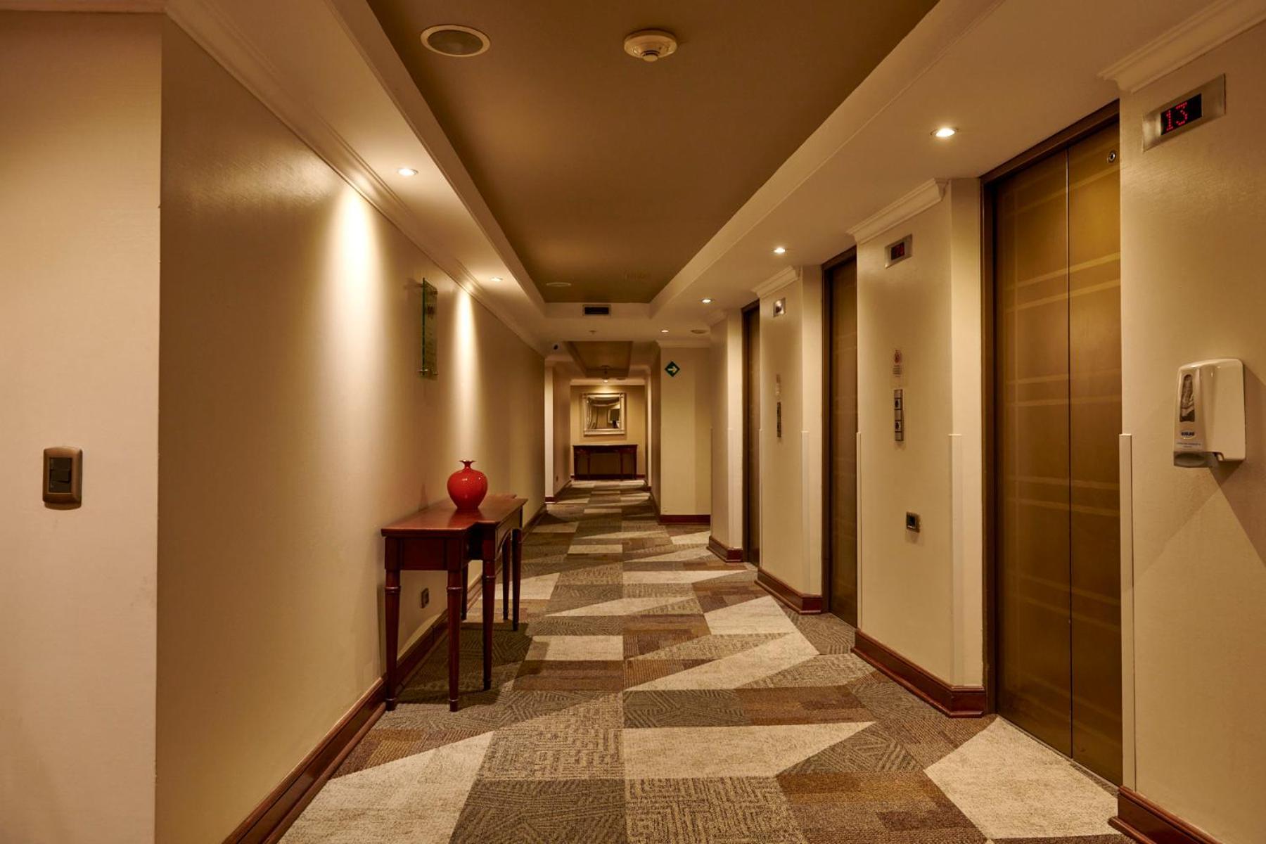 Plaza El Bosque Ebro Hotel Santiago Luaran gambar A corridor at the Hilton London Heathrow