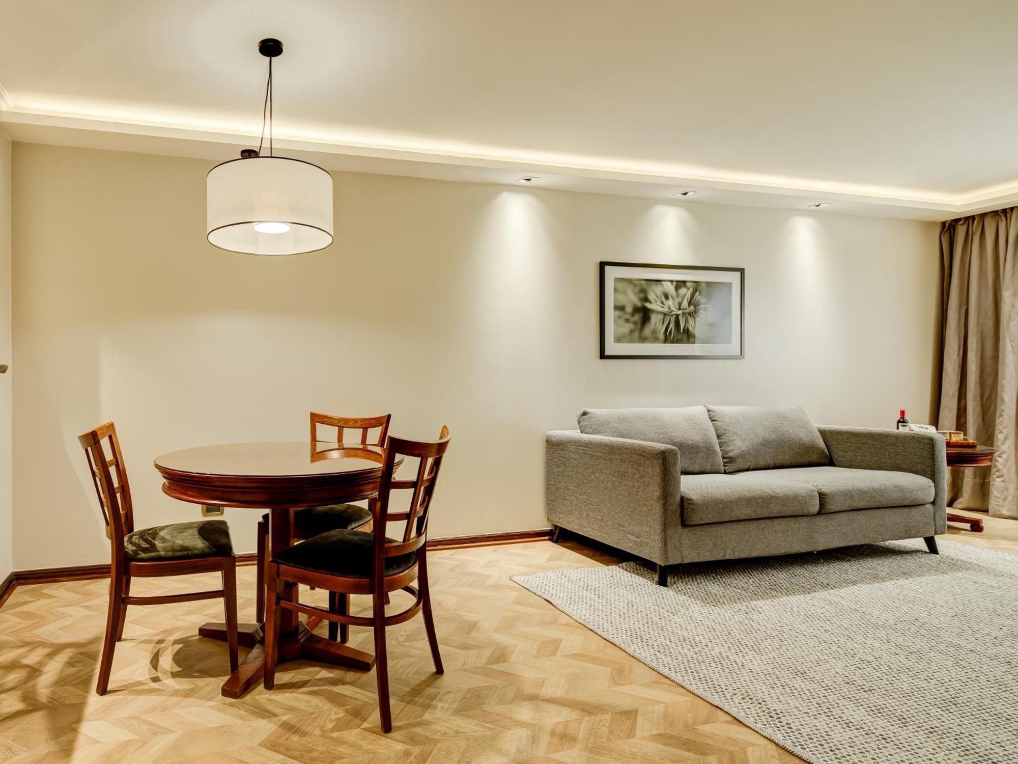 Plaza El Bosque Ebro Hotel Santiago Luaran gambar A living room with indirect lighting