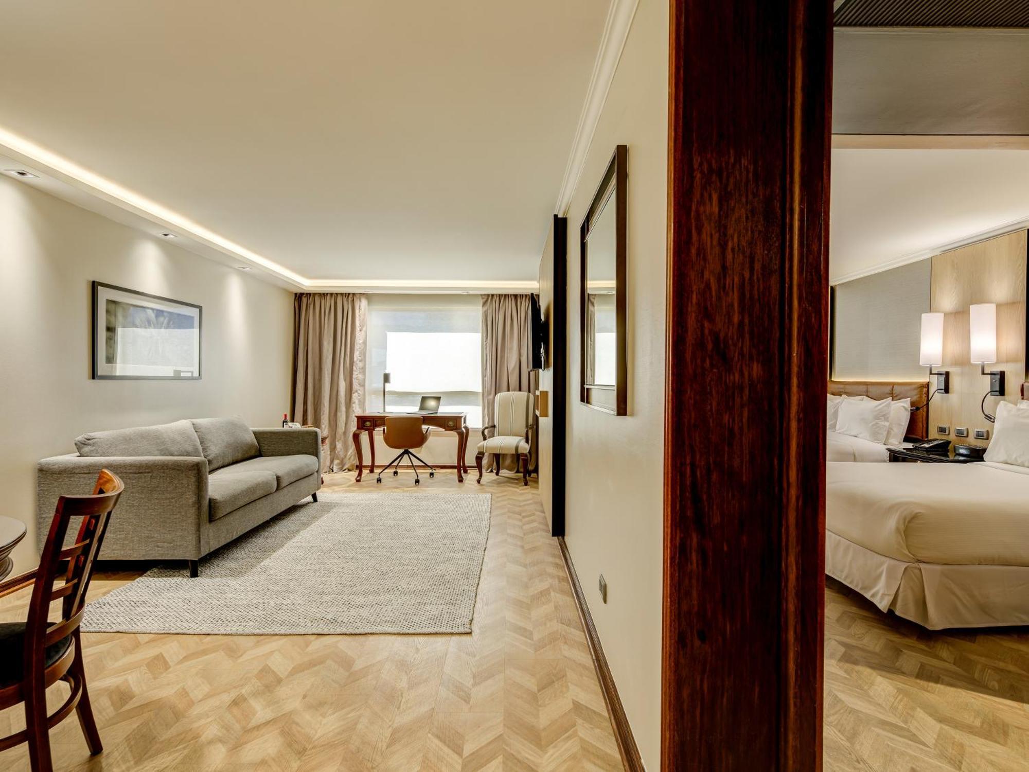 Plaza El Bosque Ebro Hotel Santiago Luaran gambar A suite at the hotel