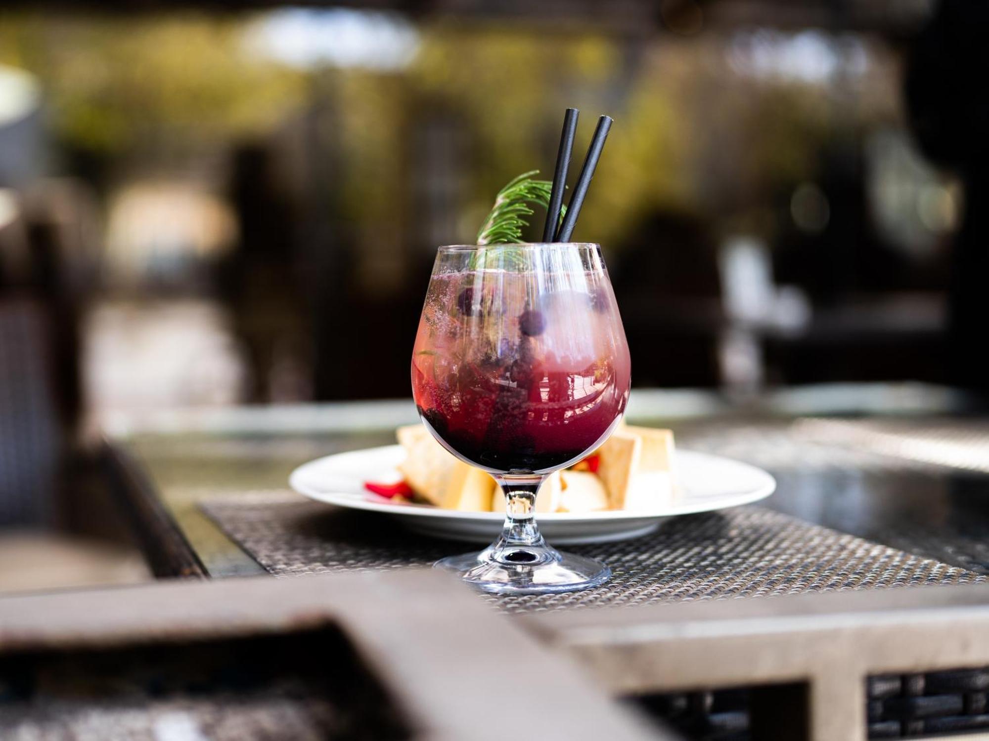Plaza El Bosque Ebro Hotel Santiago Luaran gambar A blackberry bramble cocktail