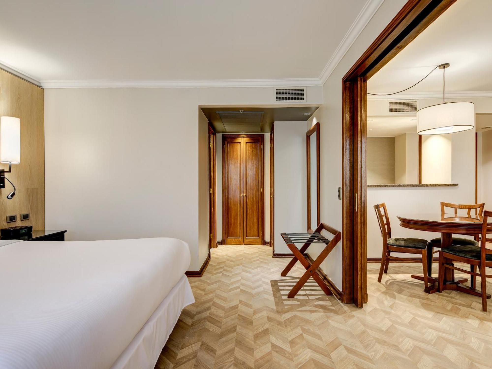 Plaza El Bosque Ebro Hotel Santiago Luaran gambar A room at the hotel