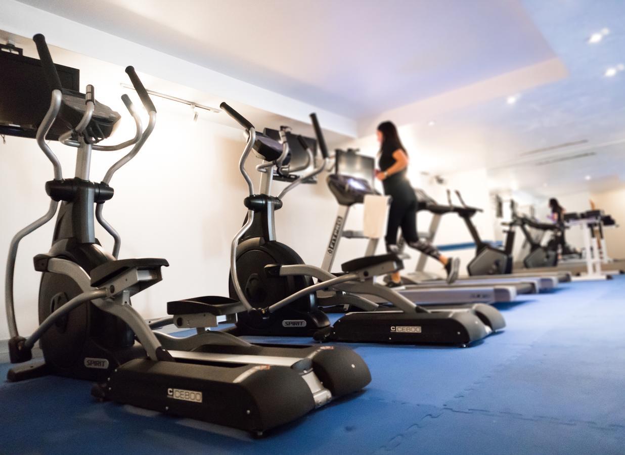 Plaza El Bosque Ebro Hotel Santiago Luaran gambar A woman on a treadmill